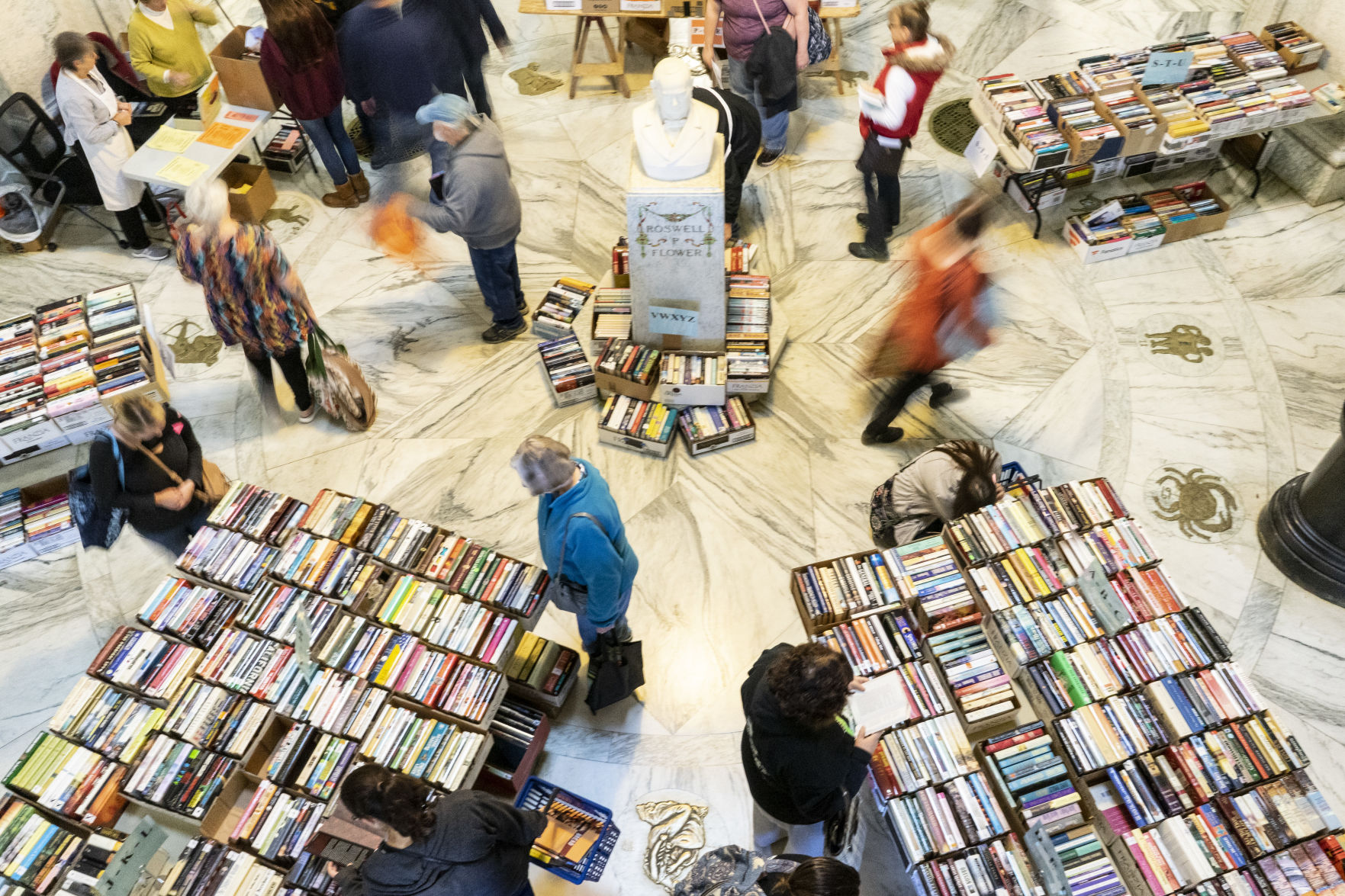 1027_wdj_booksale_JH05.JPG